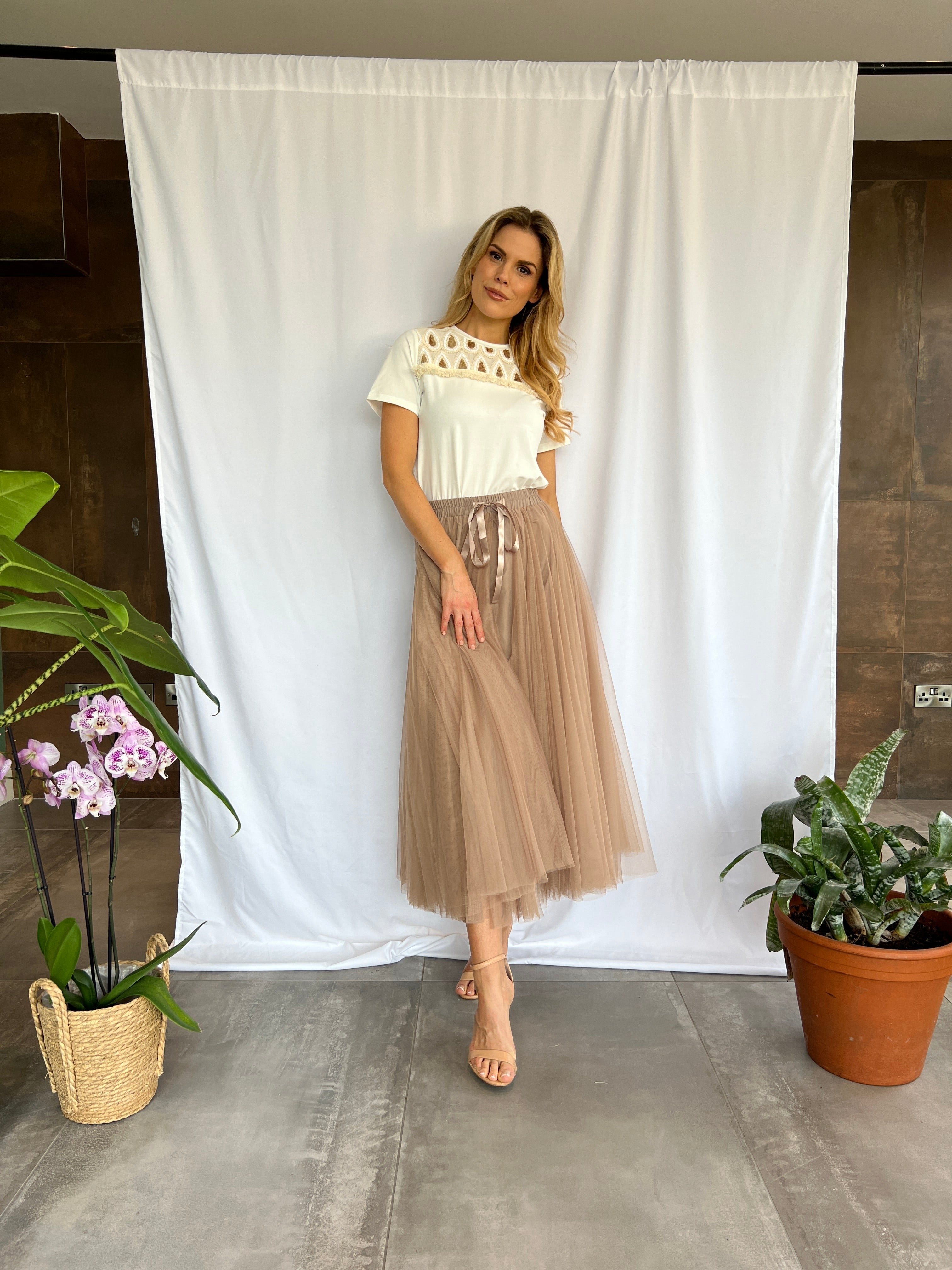 Beige tulle clearance midi skirt outfit